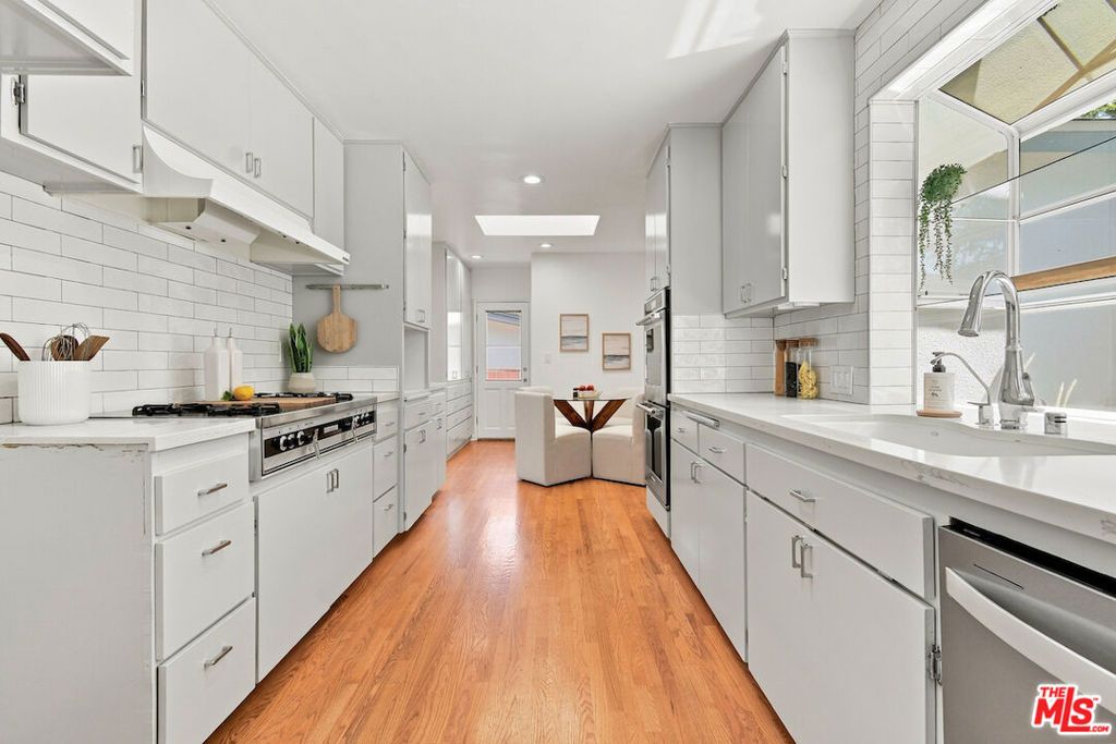 Image 24 of property listing at 5071 Gaynor Avenue, Encino, CA 91436