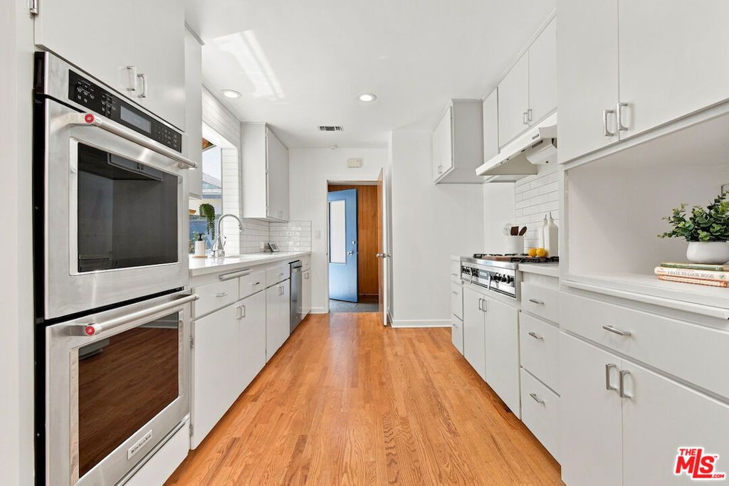 Image 25 of property listing at 5071 Gaynor Avenue, Encino, CA 91436