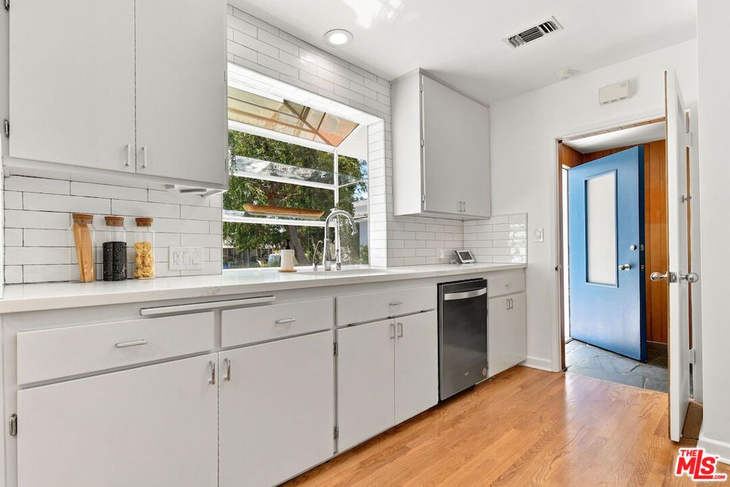 Image 26 of property listing at 5071 Gaynor Avenue, Encino, CA 91436