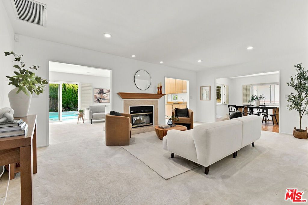 Image 3 of property listing at 5071 Gaynor Avenue, Encino, CA 91436