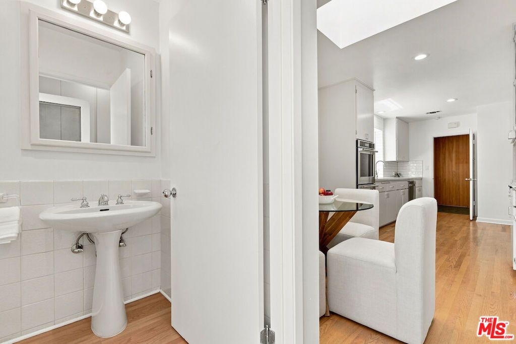 Image 30 of property listing at 5071 Gaynor Avenue, Encino, CA 91436