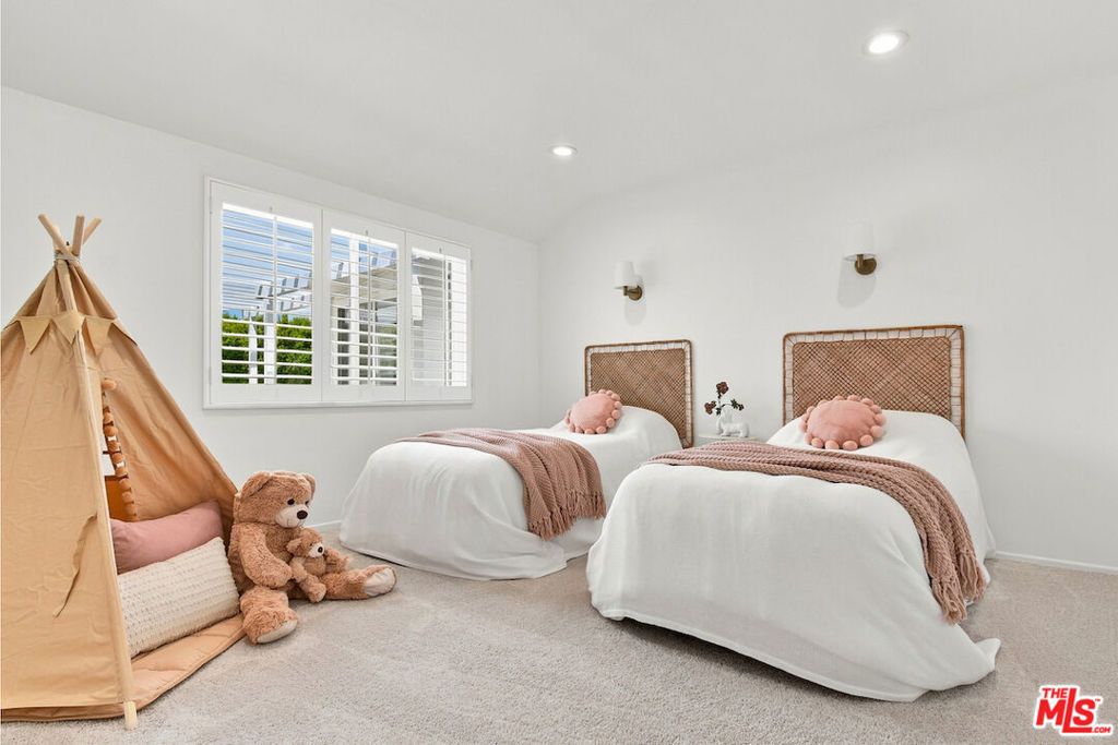 Image 32 of property listing at 5071 Gaynor Avenue, Encino, CA 91436