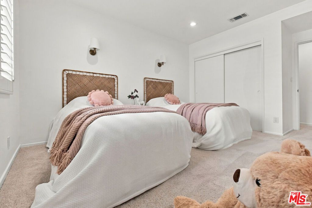 Image 33 of property listing at 5071 Gaynor Avenue, Encino, CA 91436