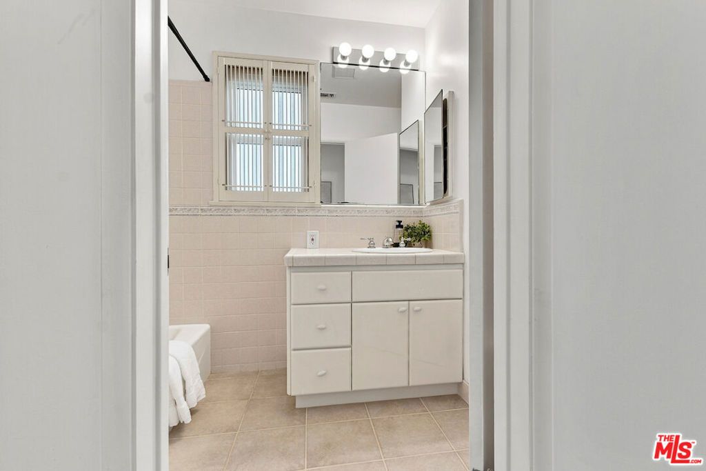Image 34 of property listing at 5071 Gaynor Avenue, Encino, CA 91436