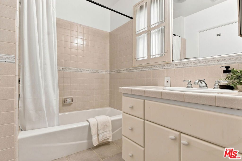 Image 35 of property listing at 5071 Gaynor Avenue, Encino, CA 91436