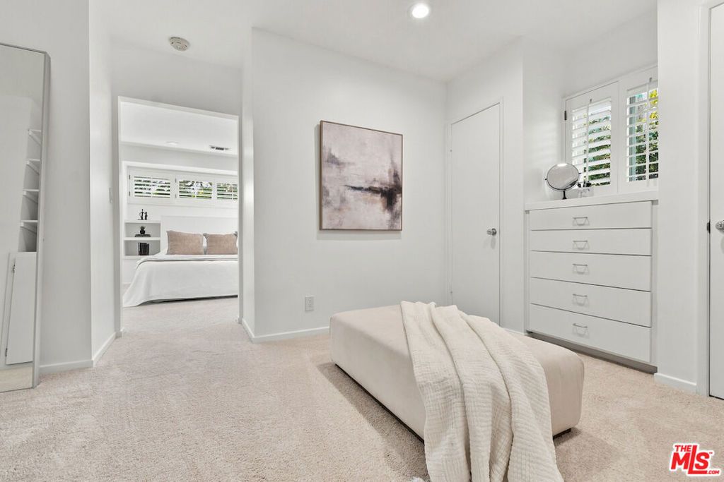 Image 37 of property listing at 5071 Gaynor Avenue, Encino, CA 91436