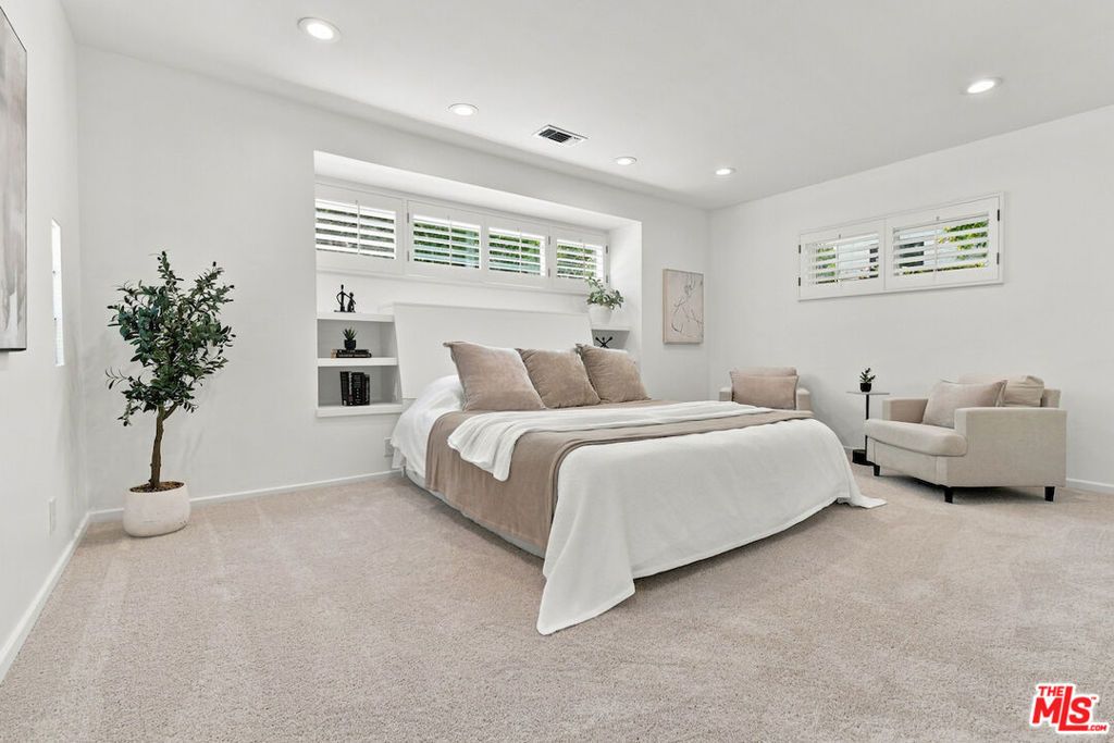 Image 39 of property listing at 5071 Gaynor Avenue, Encino, CA 91436