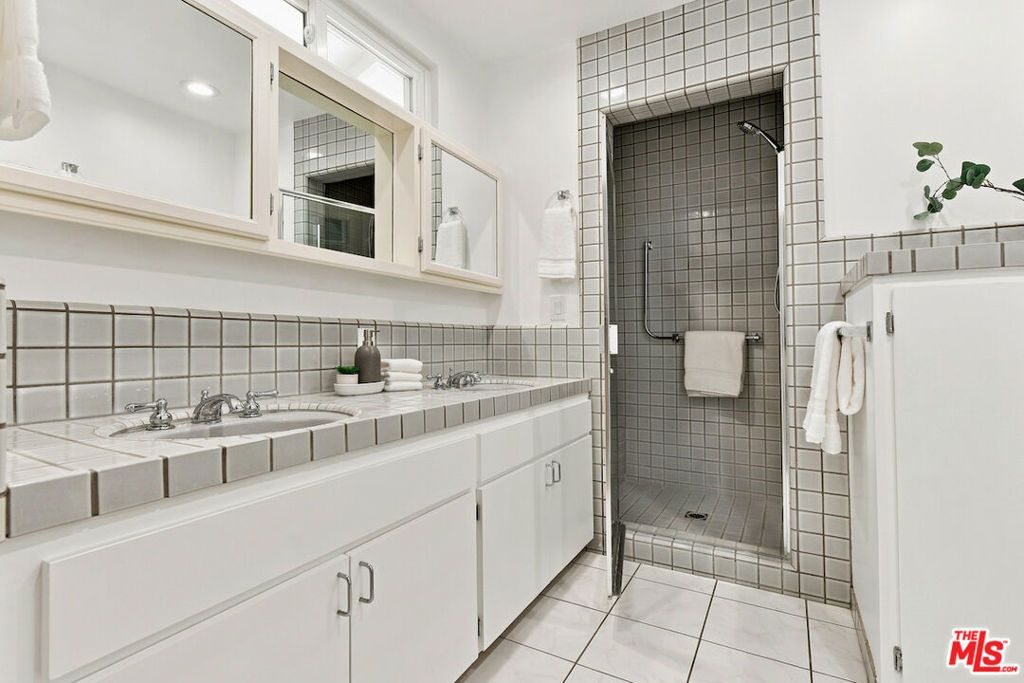 Image 43 of property listing at 5071 Gaynor Avenue, Encino, CA 91436