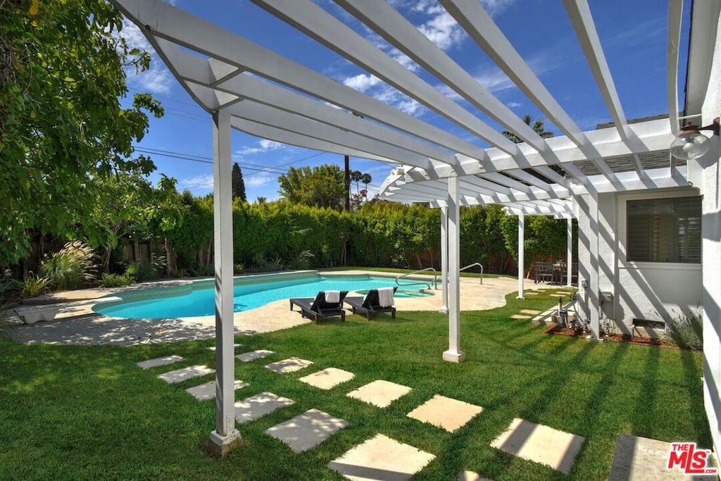 Image 49 of property listing at 5071 Gaynor Avenue, Encino, CA 91436