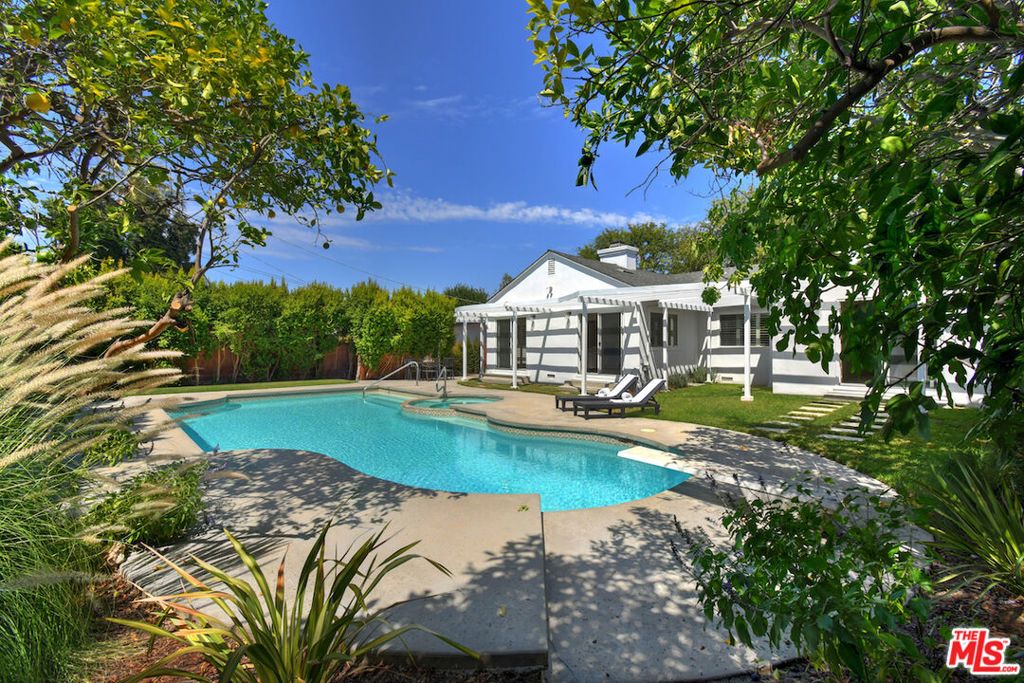 Image 5 of property listing at 5071 Gaynor Avenue, Encino, CA 91436