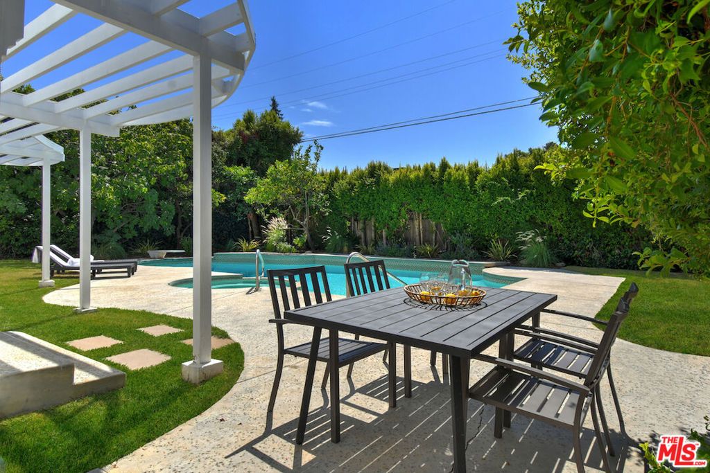 Image 51 of property listing at 5071 Gaynor Avenue, Encino, CA 91436