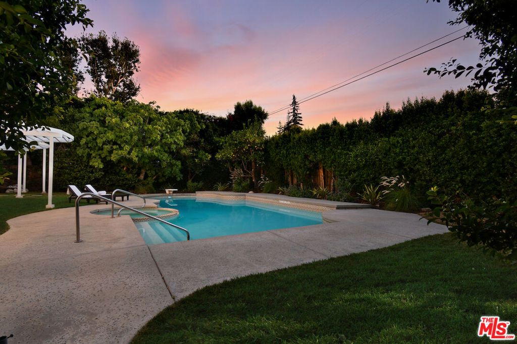 Image 52 of property listing at 5071 Gaynor Avenue, Encino, CA 91436