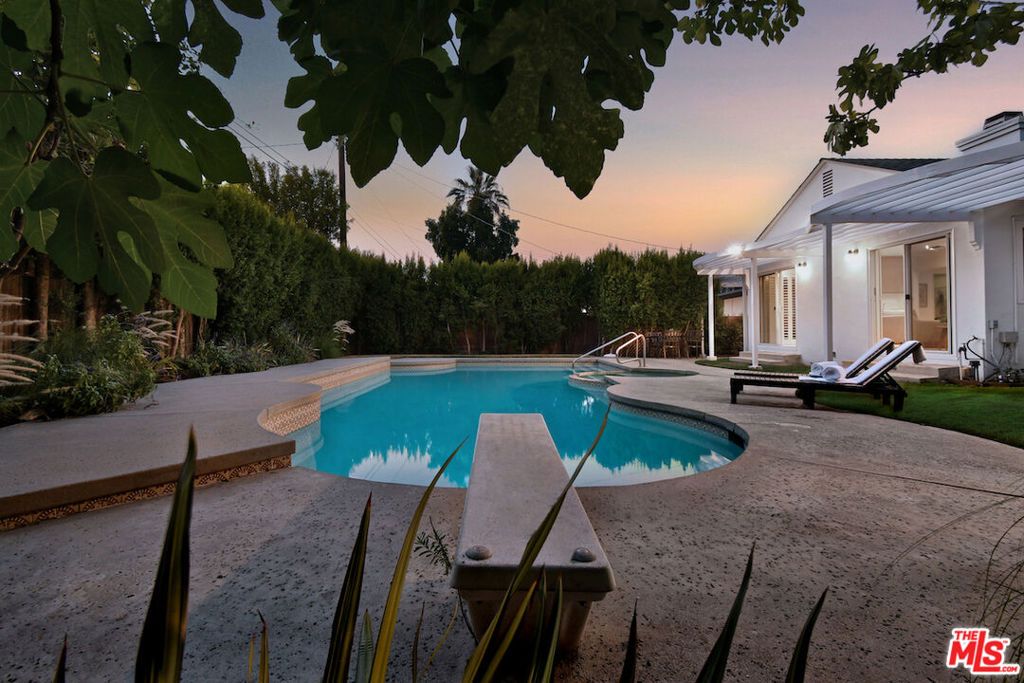 Image 58 of property listing at 5071 Gaynor Avenue, Encino, CA 91436