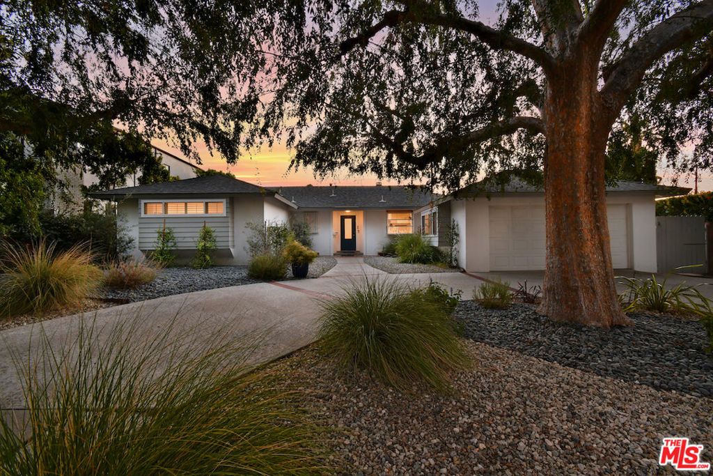 Image 9 of property listing at 5071 Gaynor Avenue, Encino, CA 91436