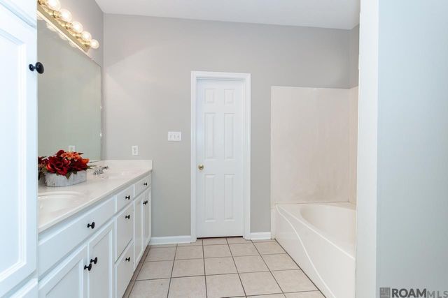 9591 Pecan Tree Dr, Baton Rouge, LA 70810