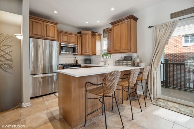 3834 N Milwaukee Court 11, Chicago, IL 60641