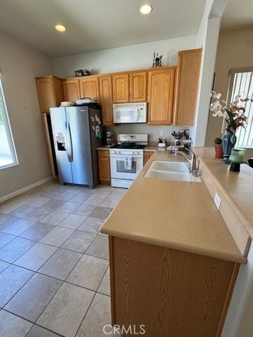 10485 Glen Oaks Lane, Apple Valley, CA 92308