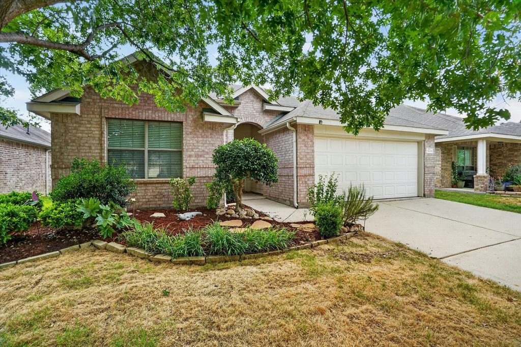 1520 Wickham Drive, Burleson, TX 76028
