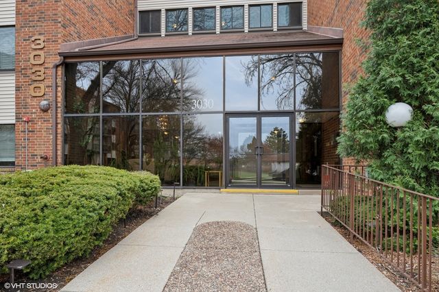 3030 Pheasant Creek Drive 207, Northbrook, IL 60062