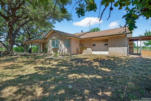 281 County Road 265, Hondo, TX 78861