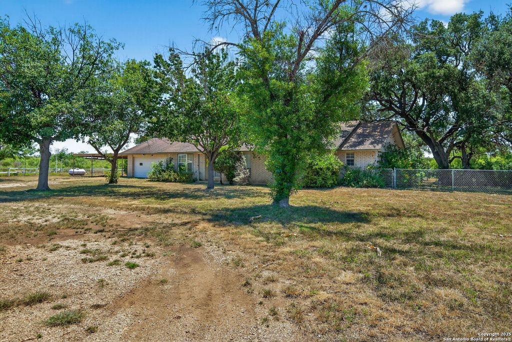281 County Road 265, Hondo, TX 78861