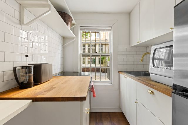 24 MIDDAGH Street, New York City, NY 11201