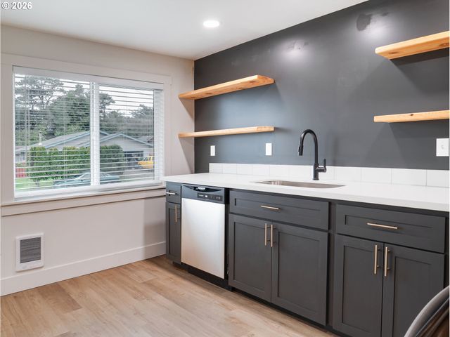 1218 Nw LAKE St, Newport, OR 97365