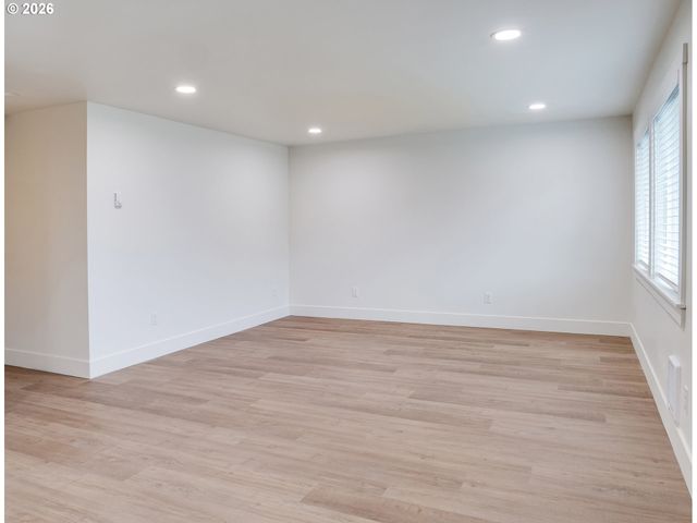 1218 Nw LAKE St, Newport, OR 97365