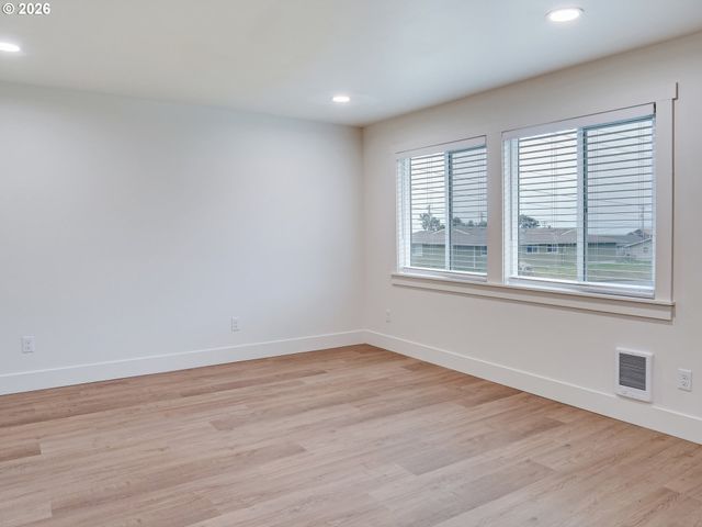 1218 Nw LAKE St, Newport, OR 97365