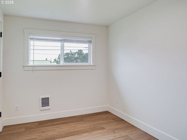 1218 Nw LAKE St, Newport, OR 97365