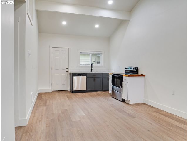 1218 Nw LAKE St, Newport, OR 97365