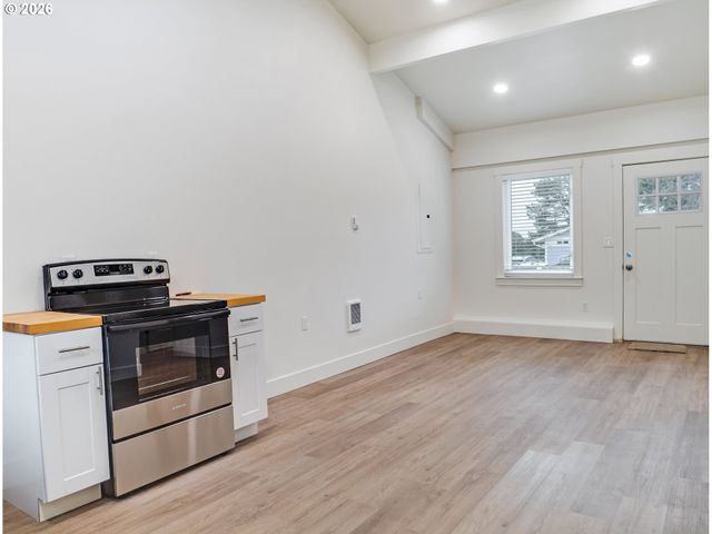 1218 Nw LAKE St, Newport, OR 97365