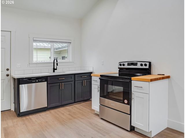 1218 Nw LAKE St, Newport, OR 97365