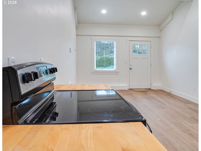 1218 Nw LAKE St, Newport, OR 97365