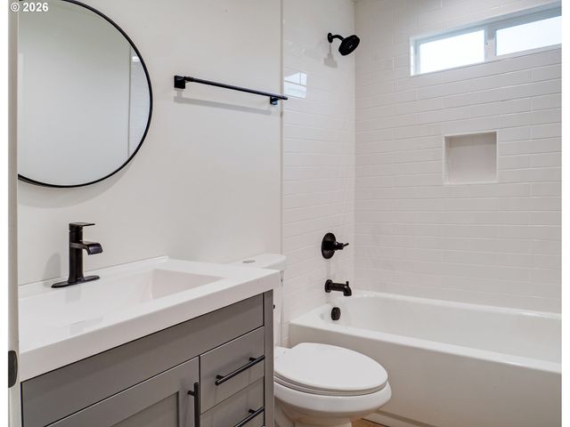 1218 Nw LAKE St, Newport, OR 97365