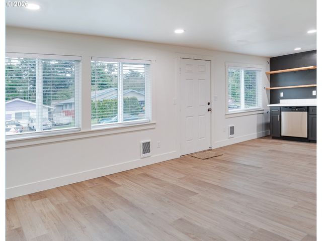 1218 Nw LAKE St, Newport, OR 97365