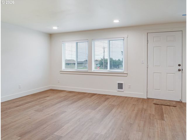 1218 Nw LAKE St, Newport, OR 97365