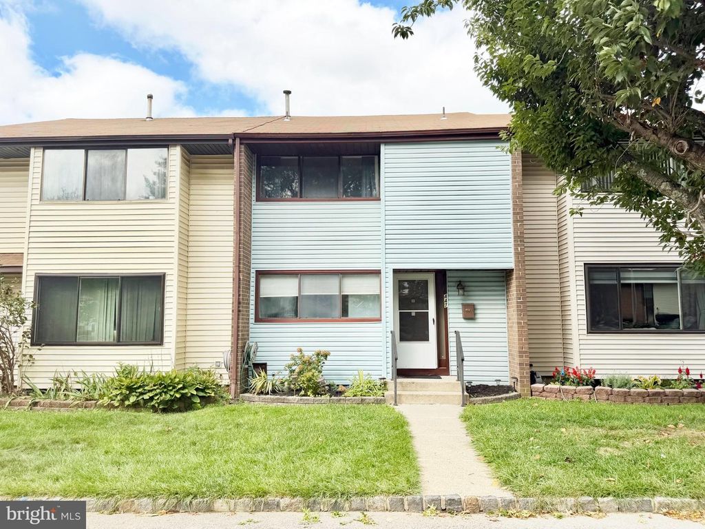 447 LIVINGSTON DR, EAST WINDSOR TWP, NJ 08520 — exterior