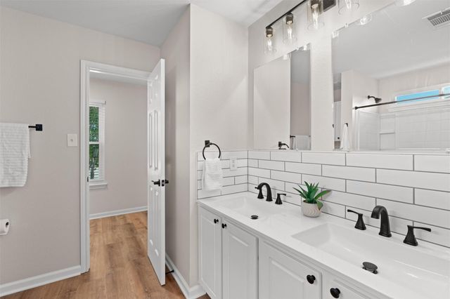 724 Lavaca LOOP, Elgin, TX 78621