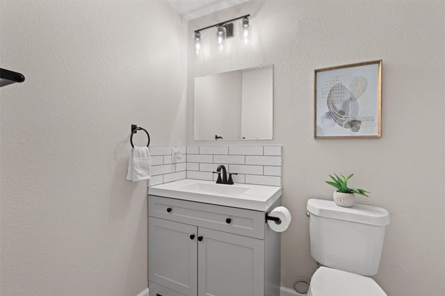 724 Lavaca LOOP, Elgin, TX 78621