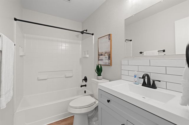 724 Lavaca LOOP, Elgin, TX 78621