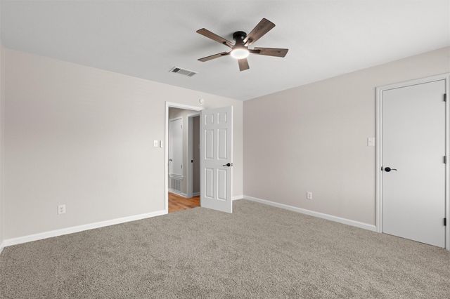 724 Lavaca LOOP, Elgin, TX 78621