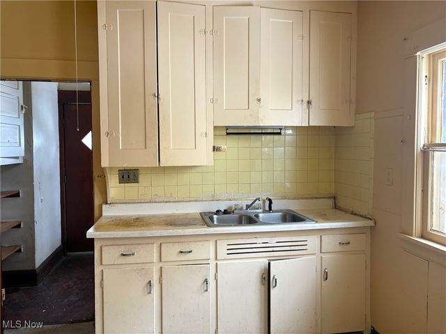 13302 Beachwood Avenue, Cleveland, OH 44105