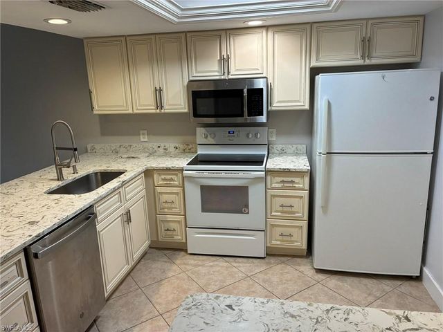 2074 Pine Isle LN 2074, Naples, FL 34112
