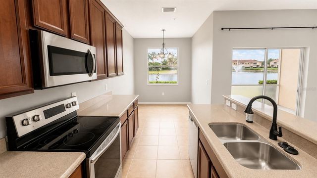 3696 PARKRIDGE CIRCLE 26-105, Sarasota, FL 34243
