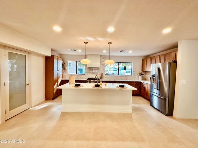 524 W HARMONT Drive, Phoenix, AZ 85021