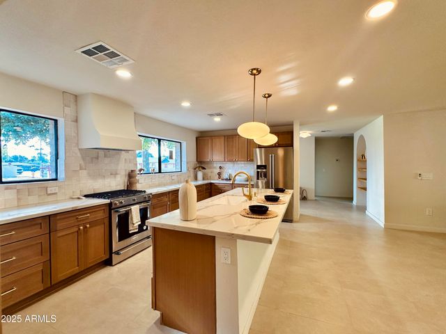 524 W HARMONT Drive, Phoenix, AZ 85021