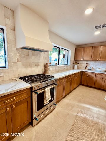 524 W HARMONT Drive, Phoenix, AZ 85021