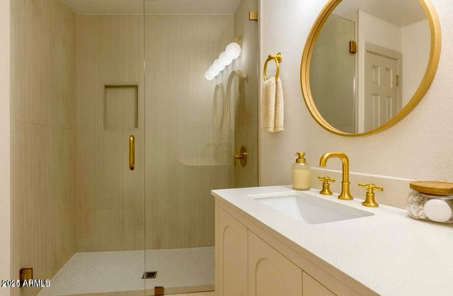 524 W HARMONT Drive, Phoenix, AZ 85021