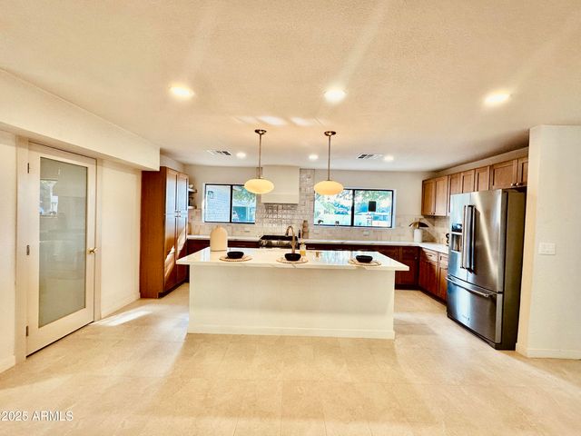524 W HARMONT Drive, Phoenix, AZ 85021